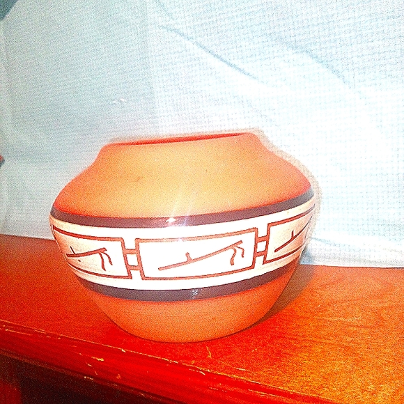 Jeanne High Elk Native American Sioux Pottery Vase with Peace Pipes - Picture 2 of 6